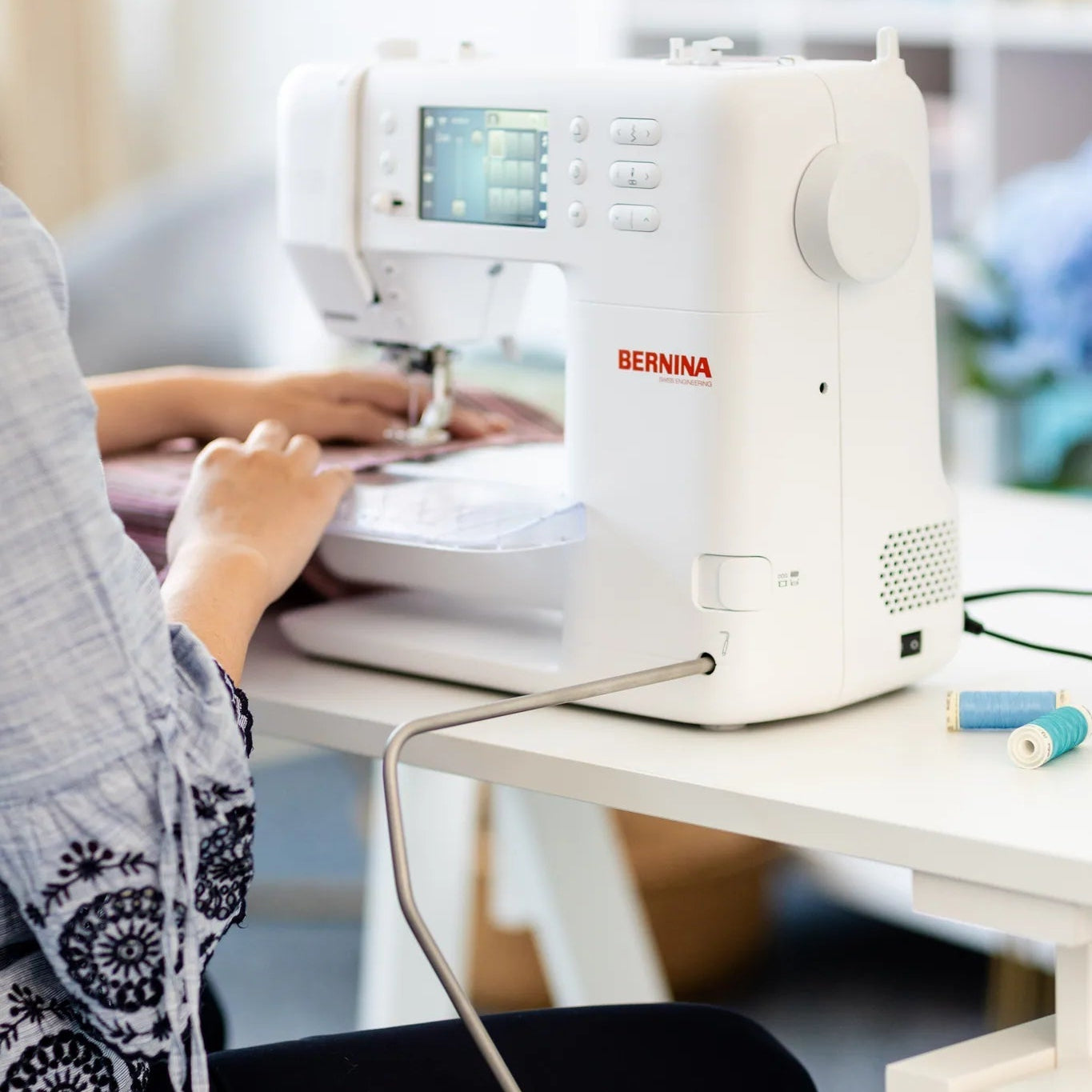 Machine à coudre BERNINA 335 — en situation