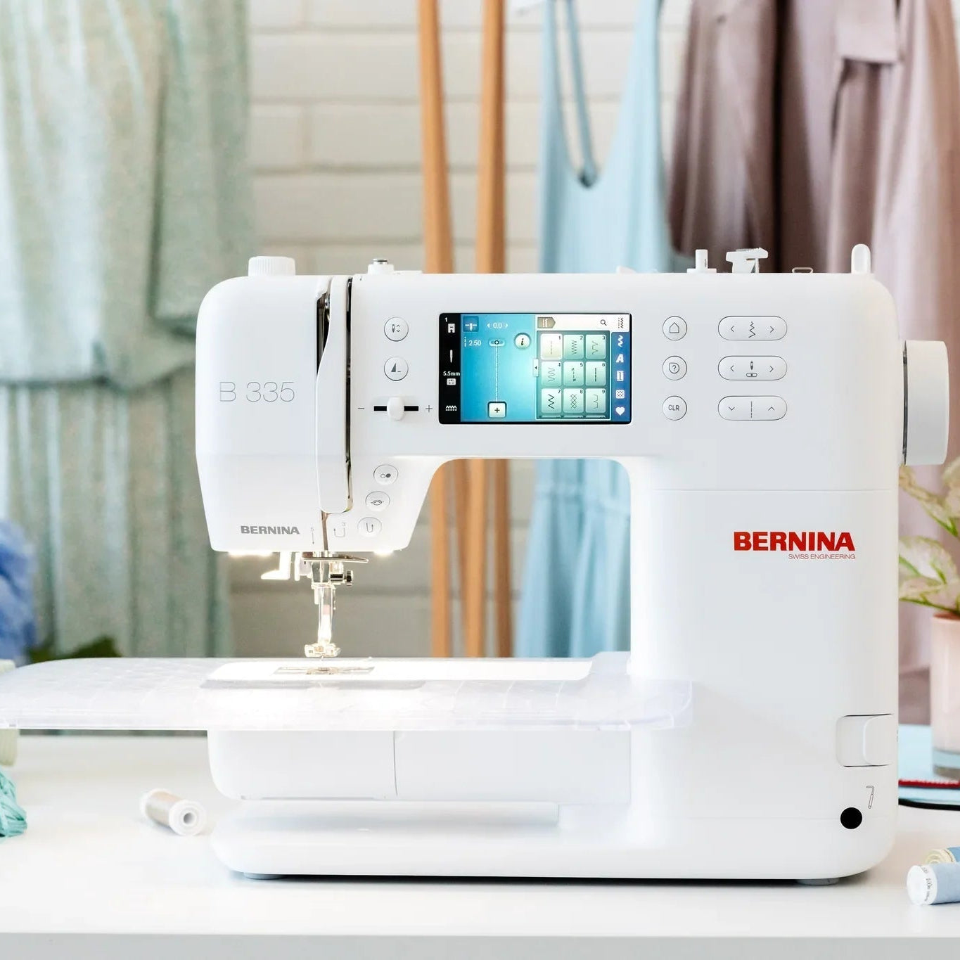Machine à coudre BERNINA 335 — en situation