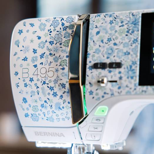BERNINA 495 Liberty Edition — design exclusif de la plaque frontale Velasco Meadow