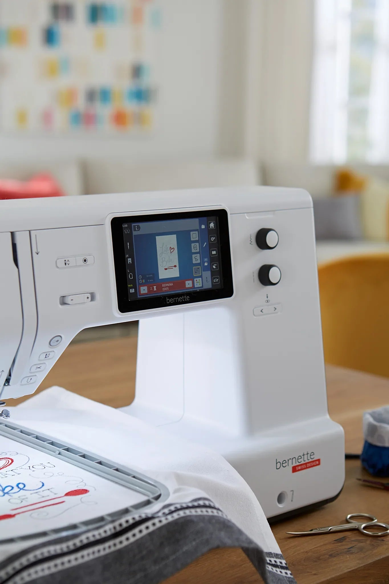 Machine à coudre et à broder bernette 79 — en couture, en situation