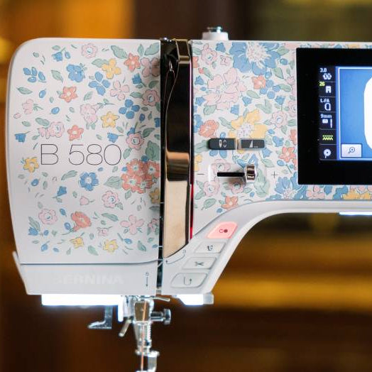 BERNINA 580 Liberty Edition — design exclusif de la plaque frontale Glen Lyon Blooms