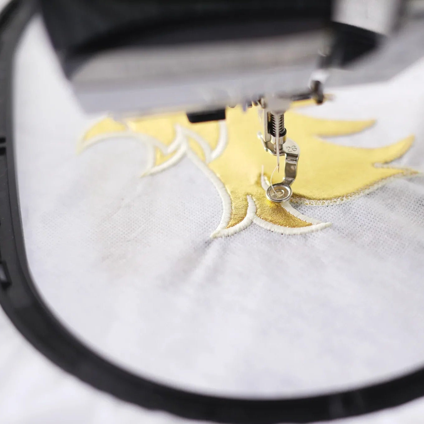 Machine à coudre et à broder BERNINA 590 — campagne Yaya Han
