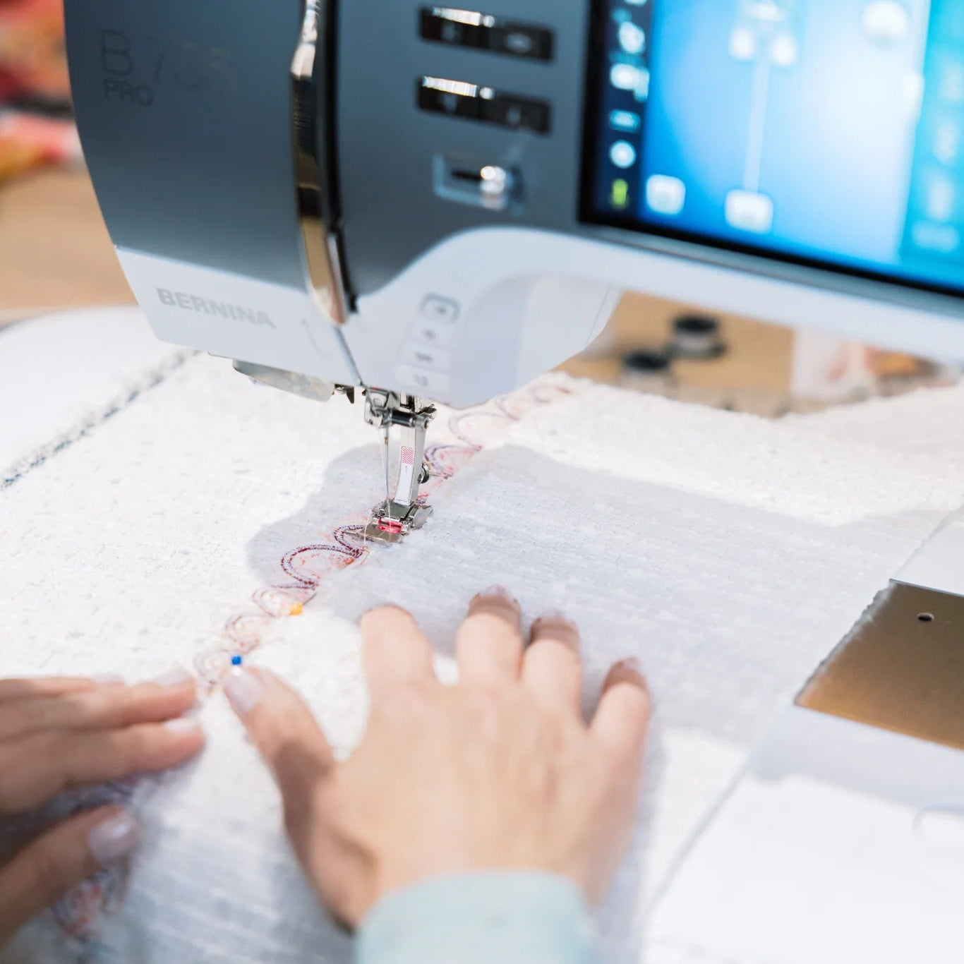 Machine à coudre et à broder BERNINA 735 PRO — en situation, atelier de couture