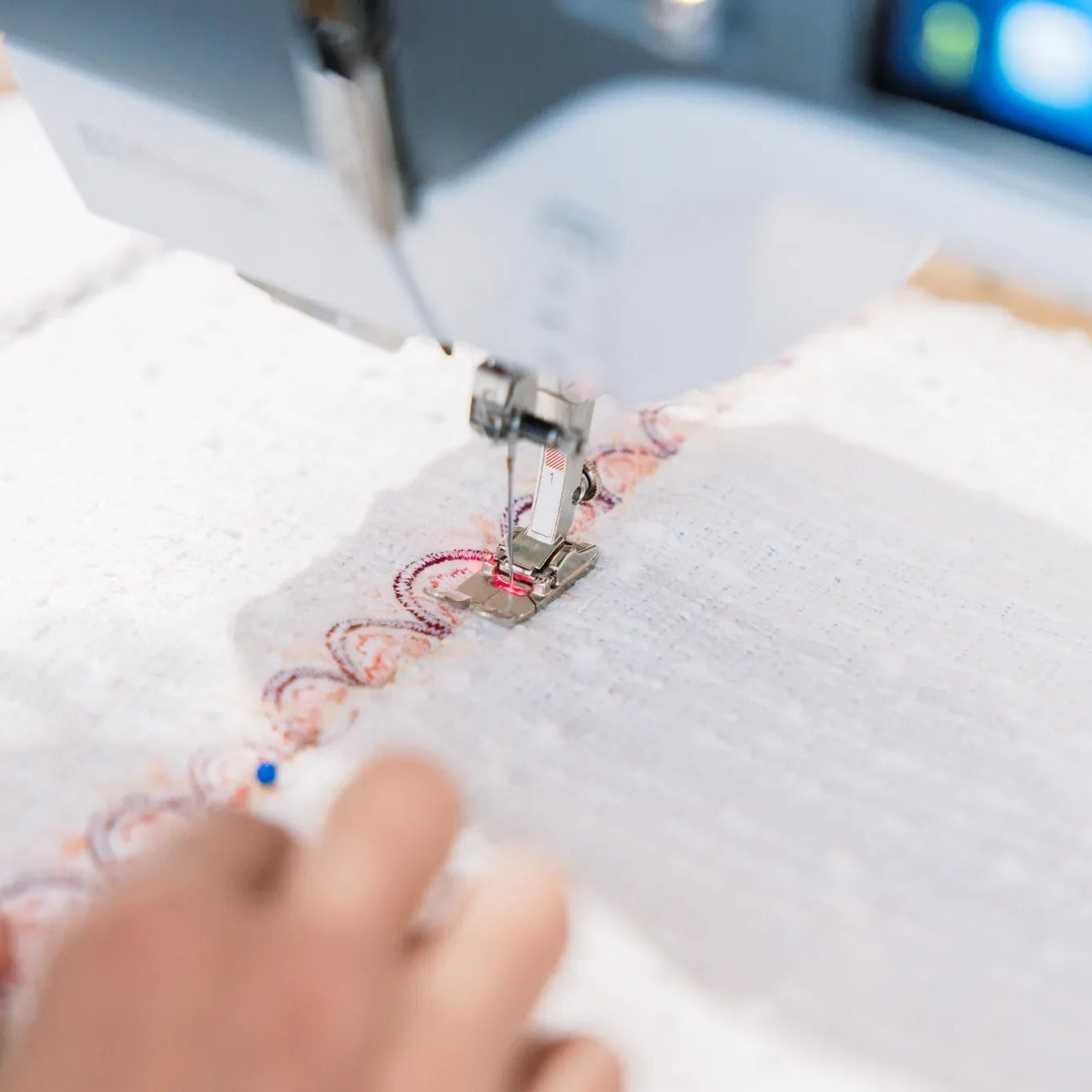 Machine à coudre et à broder BERNINA 735 PRO — en situation, atelier de couture
