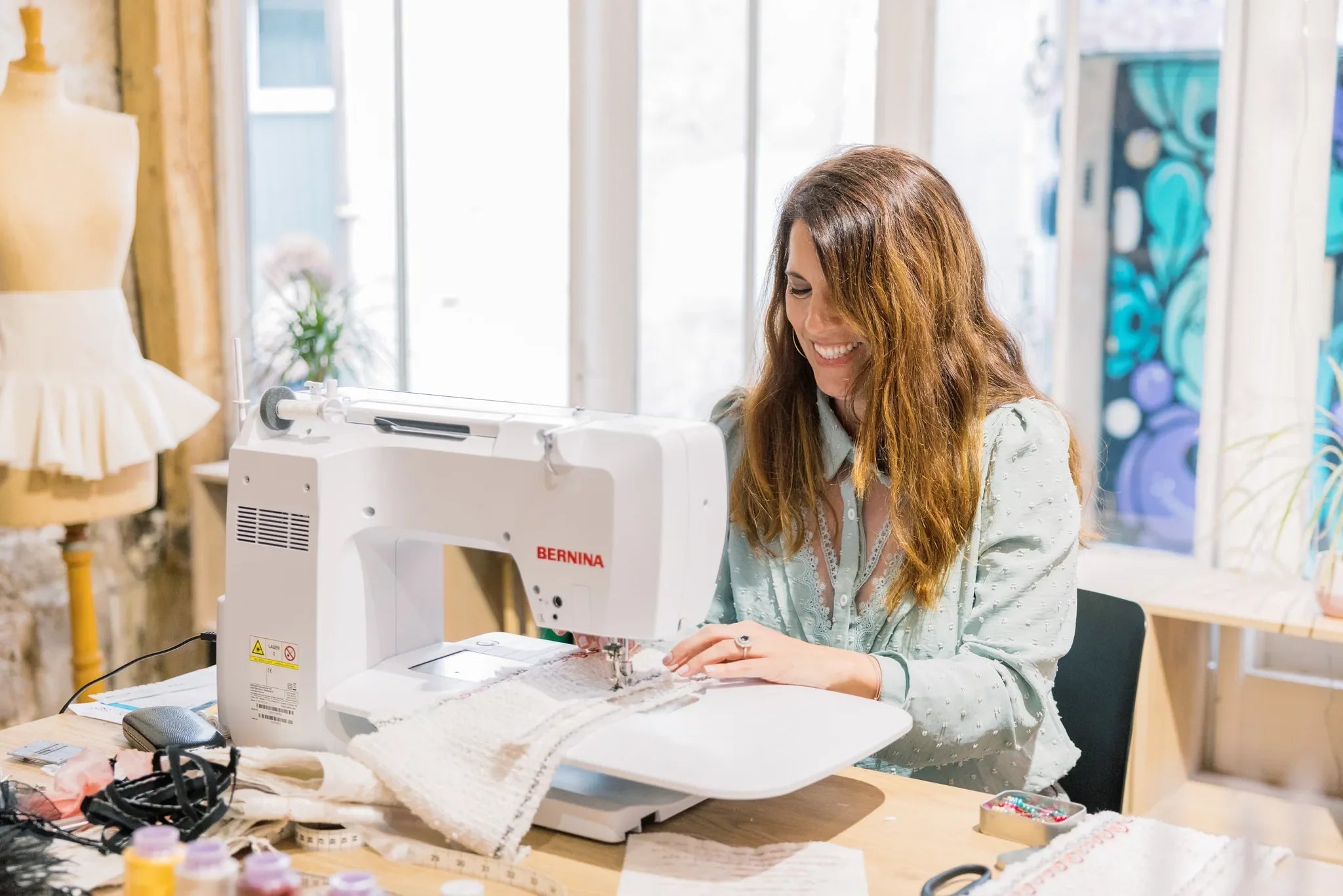 Machine à coudre et à broder BERNINA 735 PRO — en situation, atelier de couture