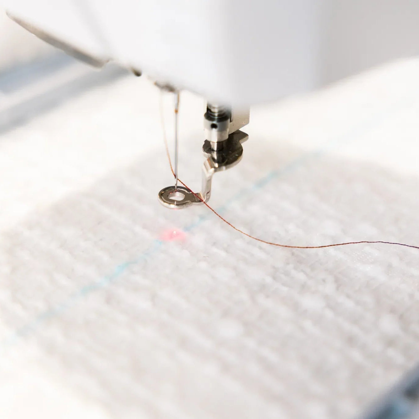 Machine à coudre et à broder BERNINA 735 PRO — en situation, atelier de couture