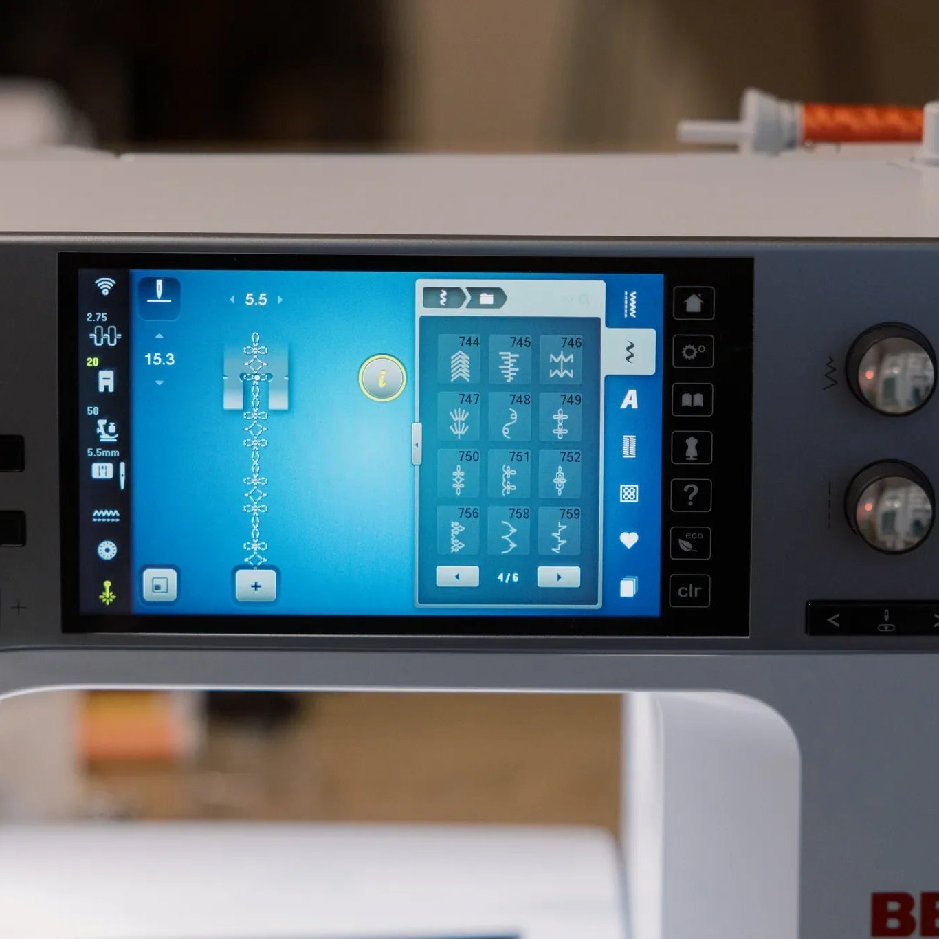 Machine à coudre et à broder BERNINA 735 PRO — en situation, atelier de couture