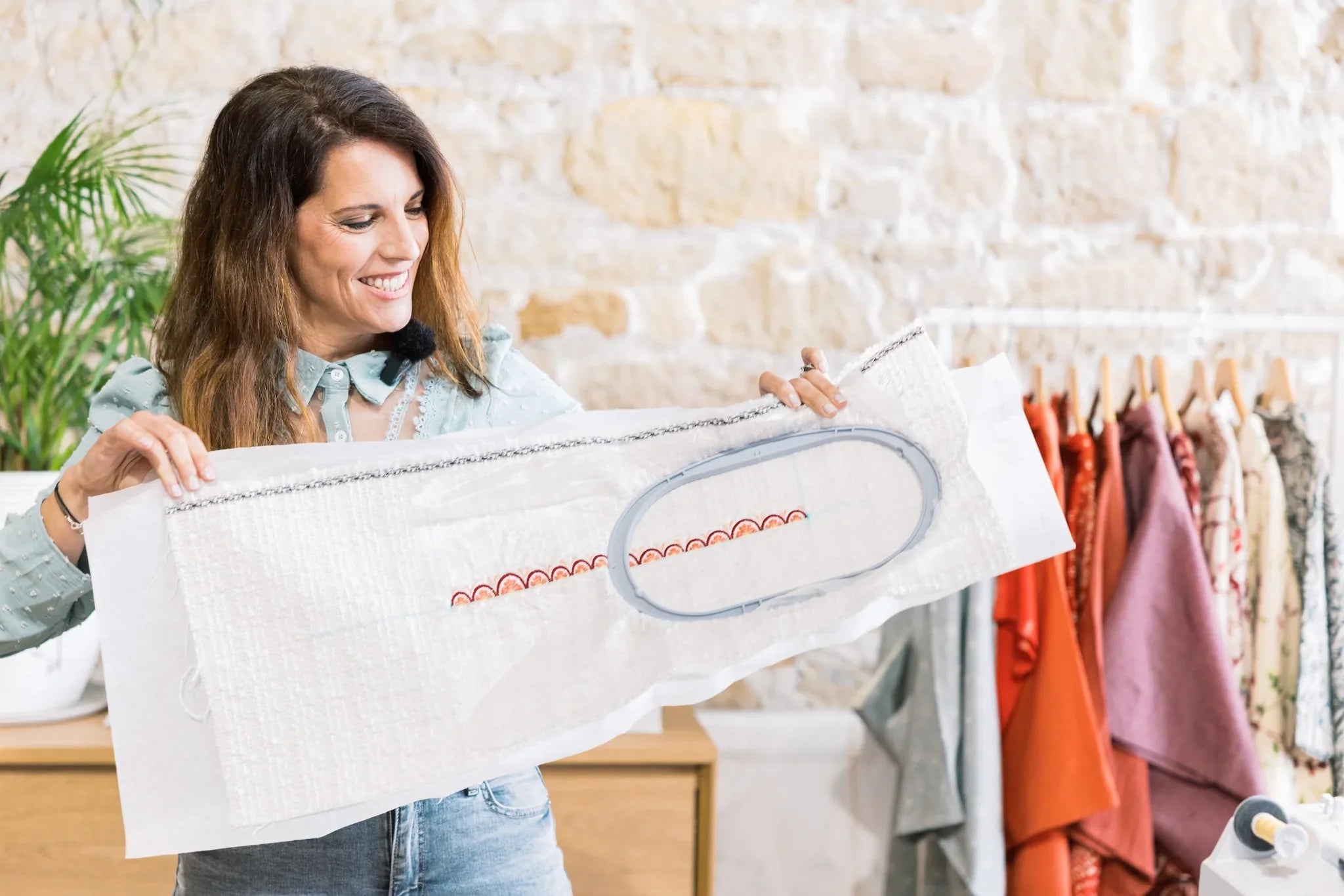 Machine à coudre et à broder BERNINA 735 PRO — en situation, atelier de couture