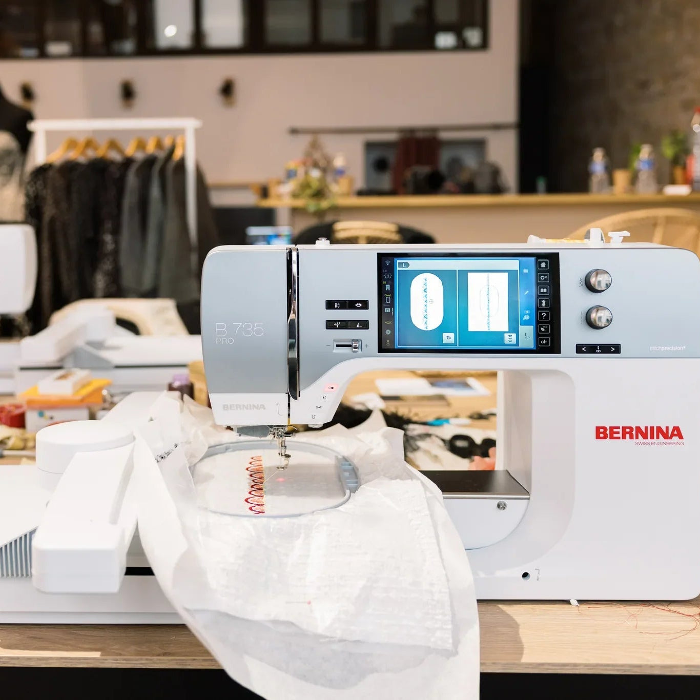 Machine à coudre et à broder BERNINA 735 PRO — en situation, atelier de couture