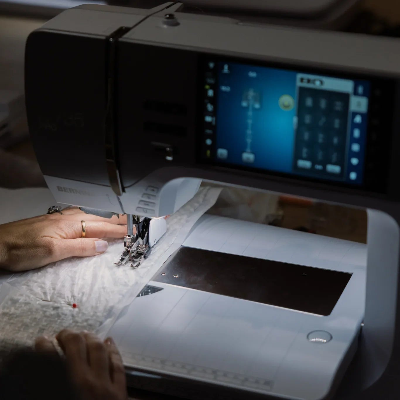 Machine à coudre et à broder BERNINA 735 PRO — en situation, atelier de couture