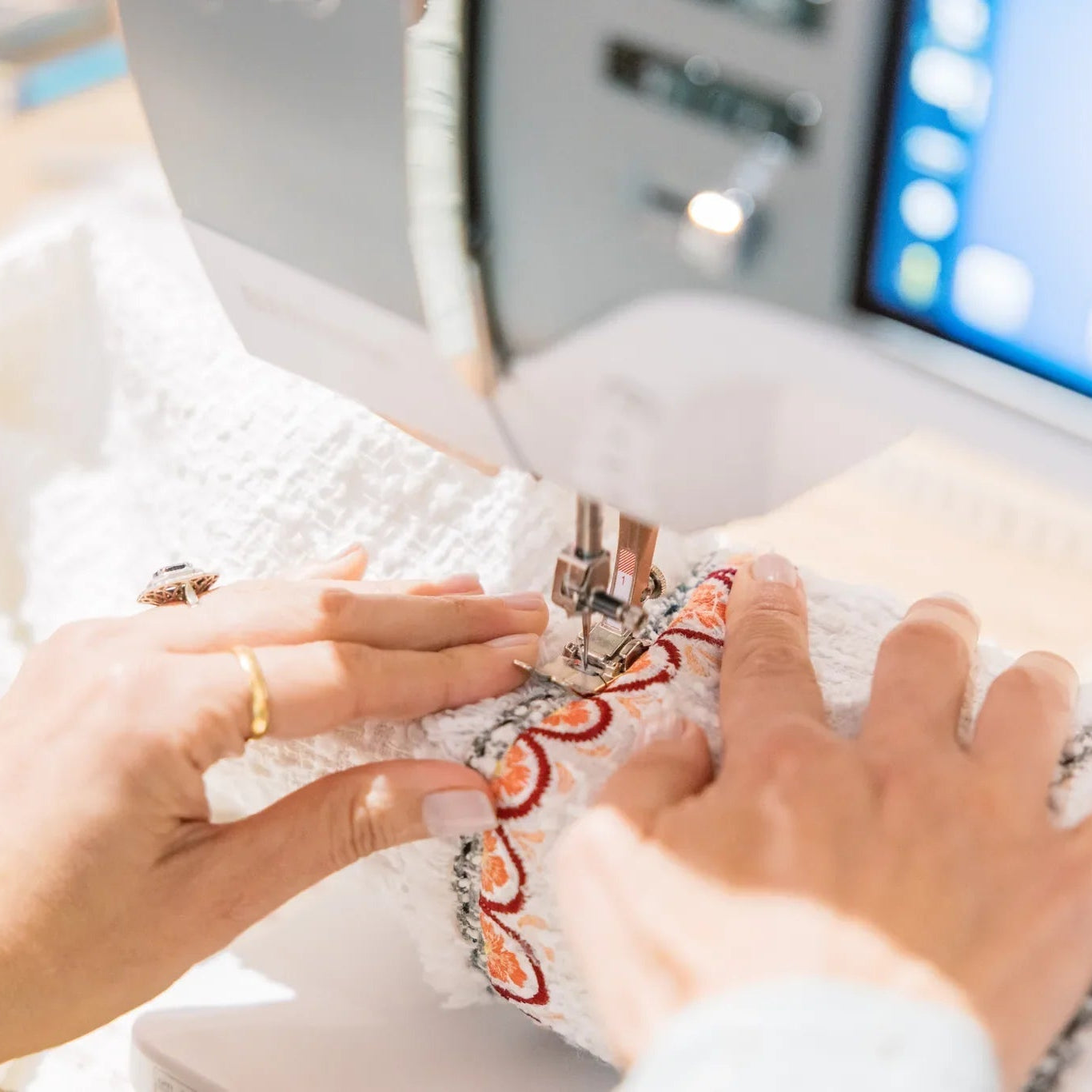 Machine à coudre et à broder BERNINA 735 PRO — en situation, atelier de couture