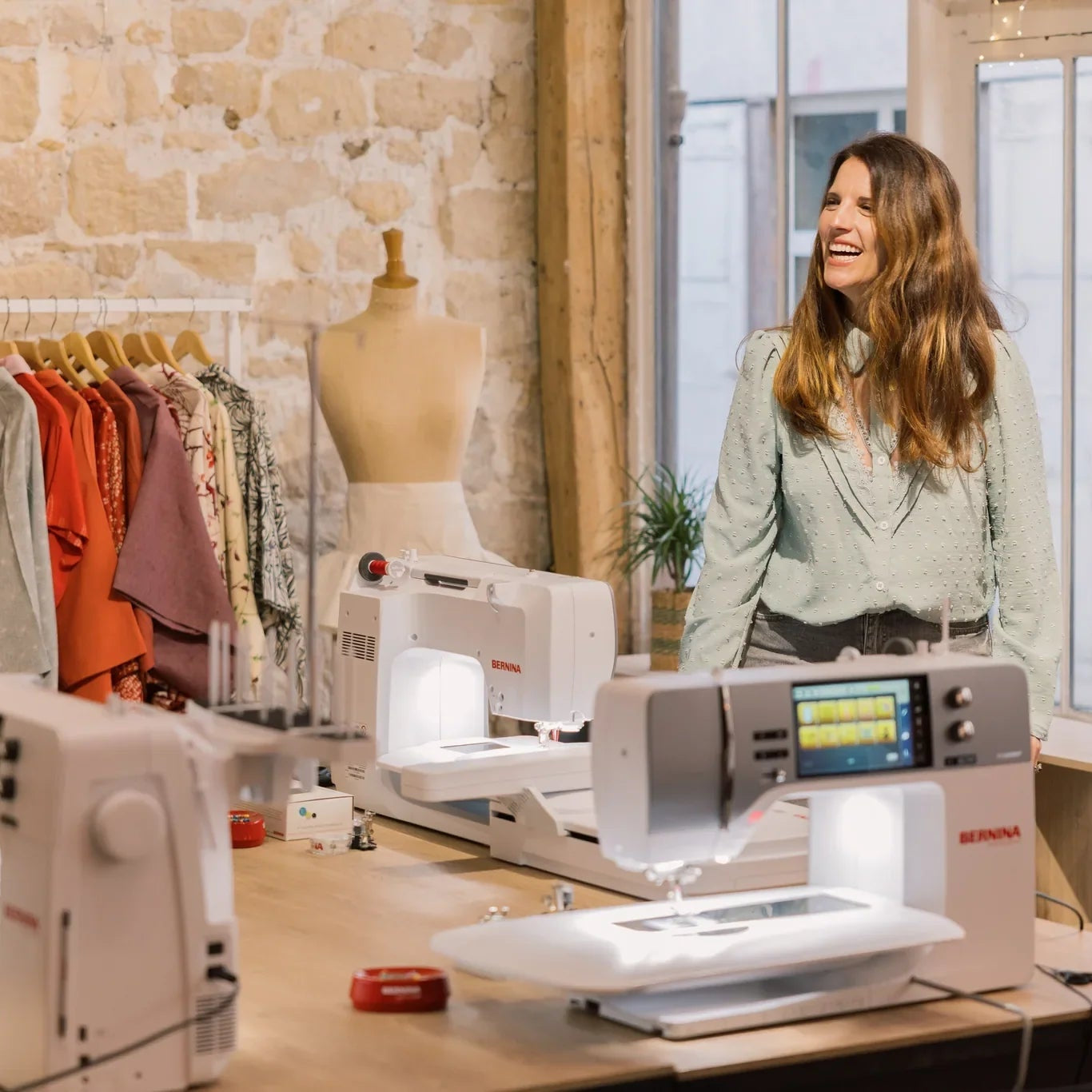 Machine à coudre et à broder BERNINA 735 PRO — en situation, atelier de couture