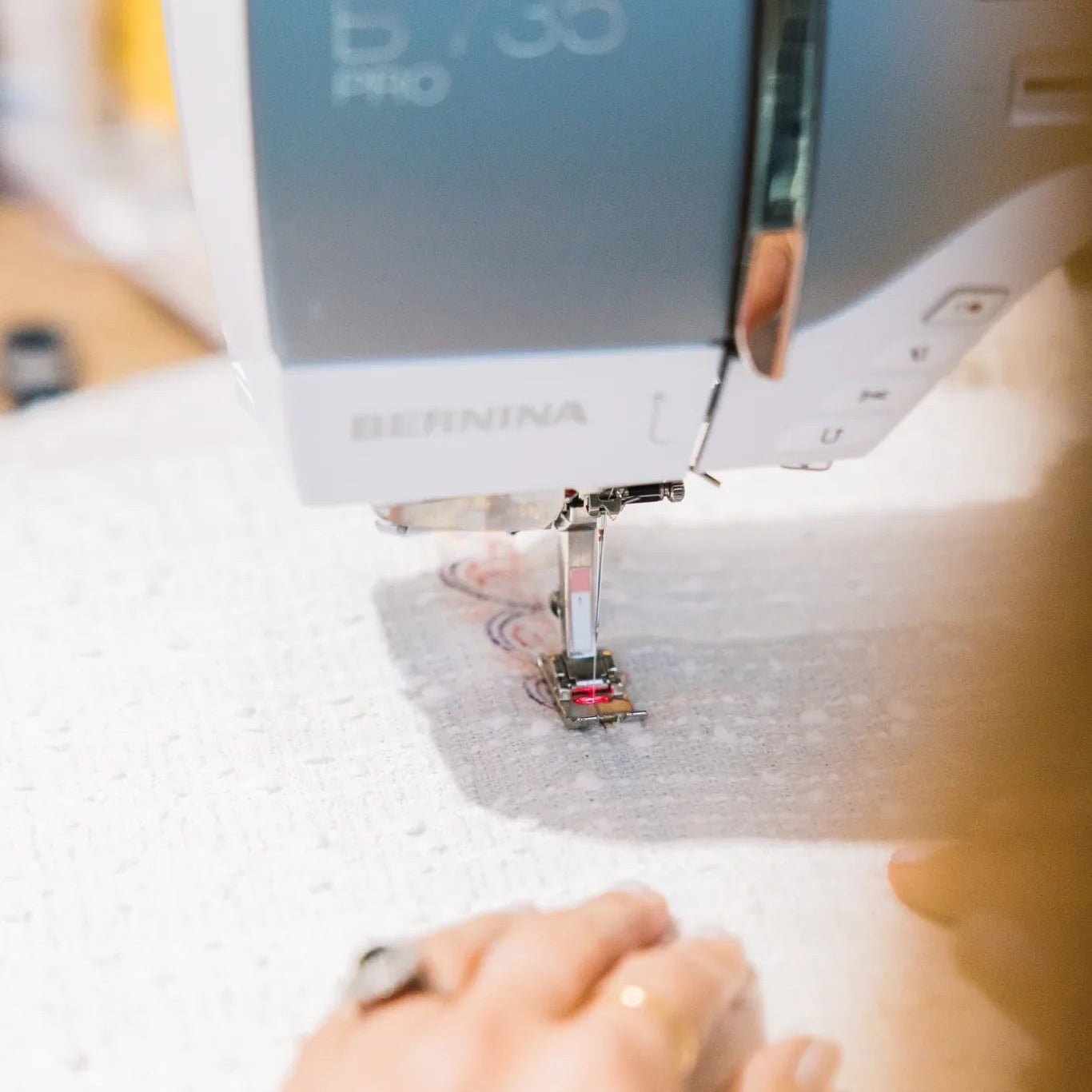 Machine à coudre et à broder BERNINA 735 PRO — en situation, atelier de couture