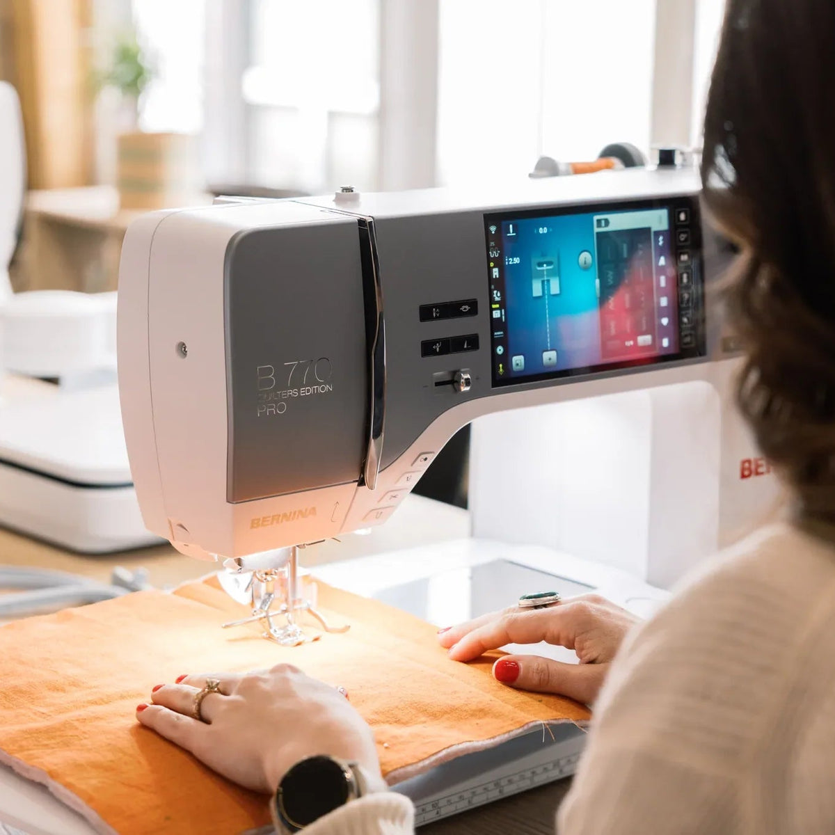 Machine à coudre et à broder BERNINA 770 QE PRO — en situation, atelier de quilting