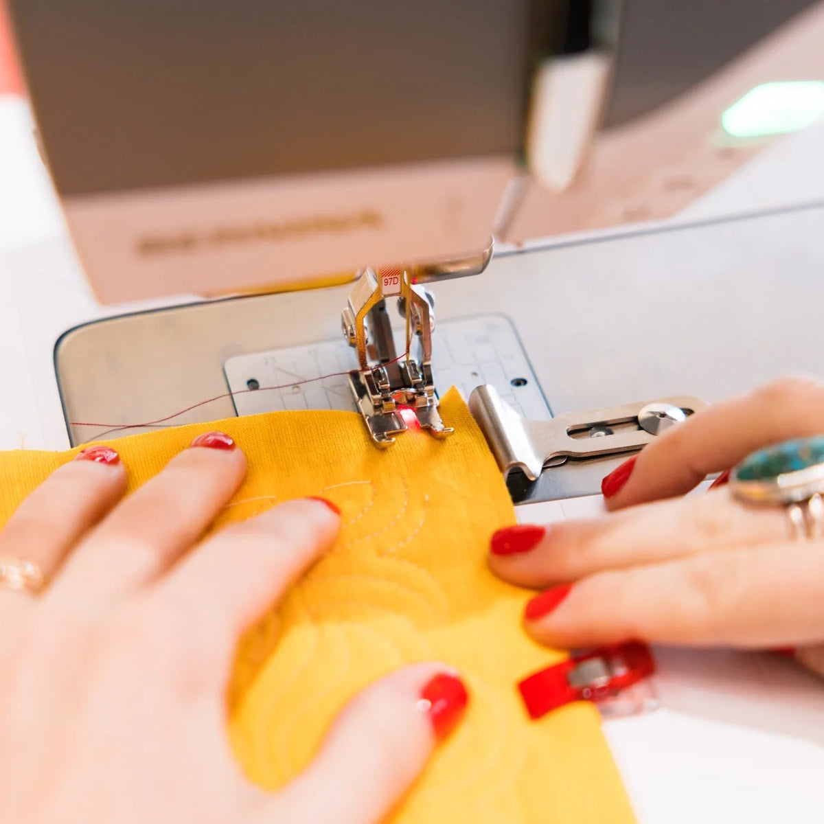 Machine à coudre et à broder BERNINA 770 QE PRO — en situation, atelier de quilting