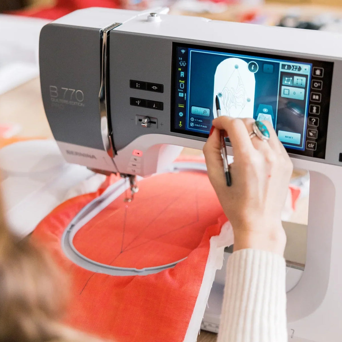 Machine à coudre et à broder BERNINA 770 QE PRO — en situation, atelier de quilting