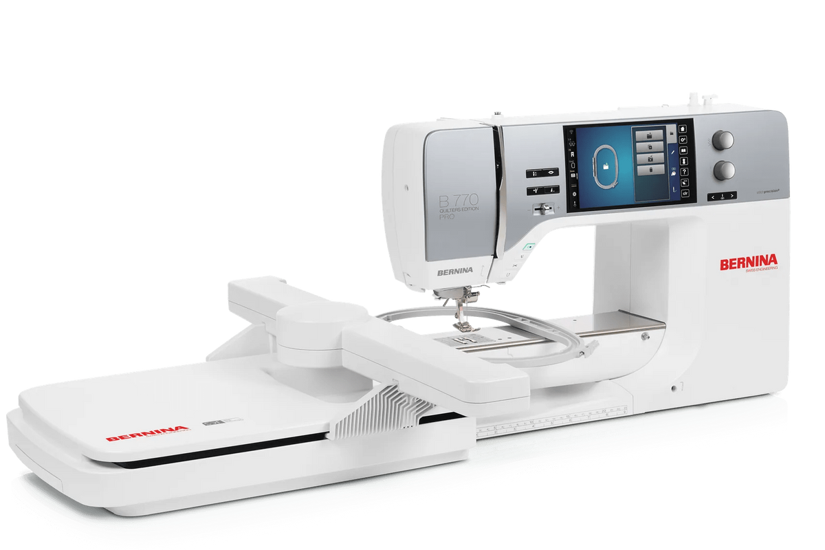 Machine à coudre et à broder BERNINA 770 QE PRO — vue trois quarts, cadrage carré