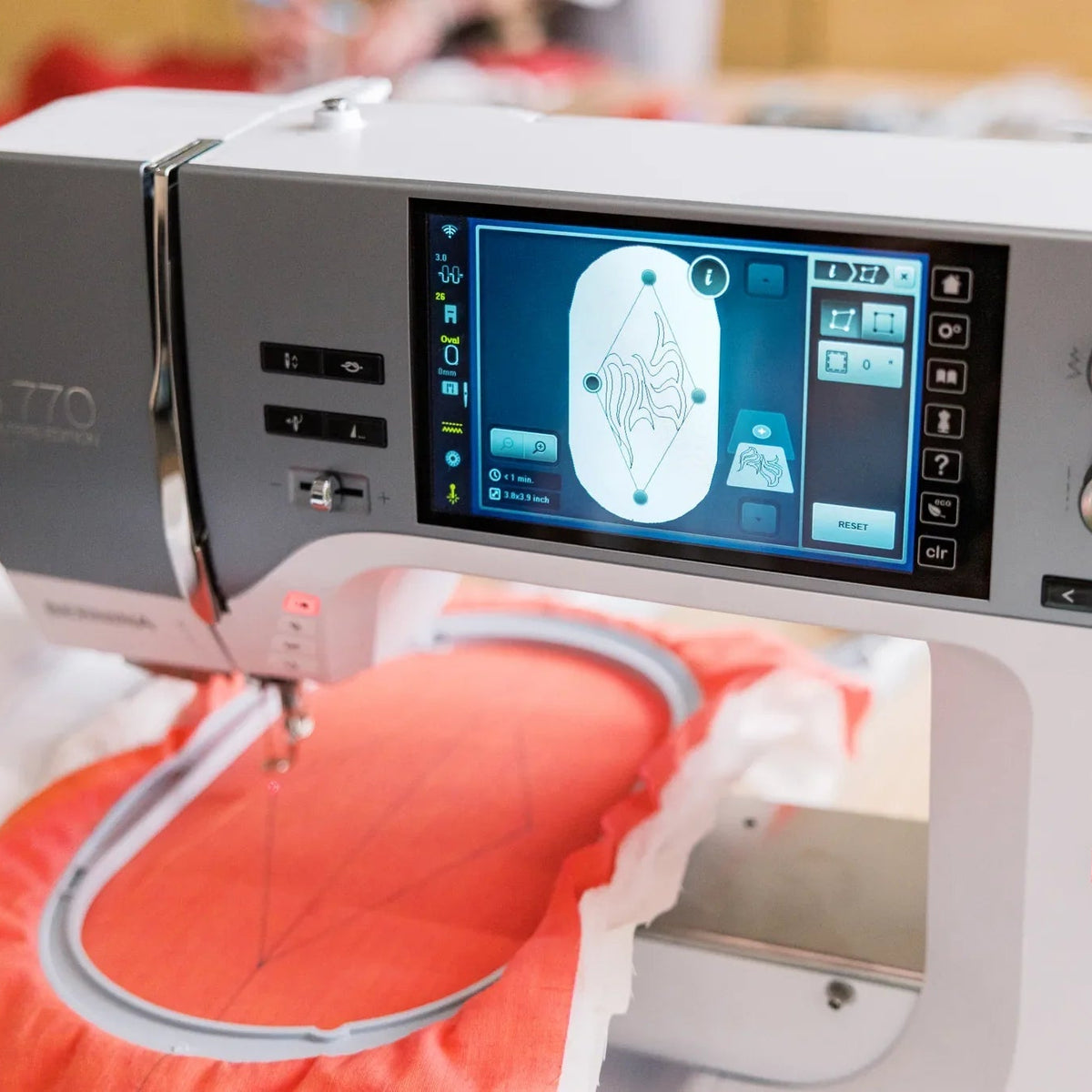 Machine à coudre et à broder BERNINA 770 QE PRO — en situation, atelier de quilting