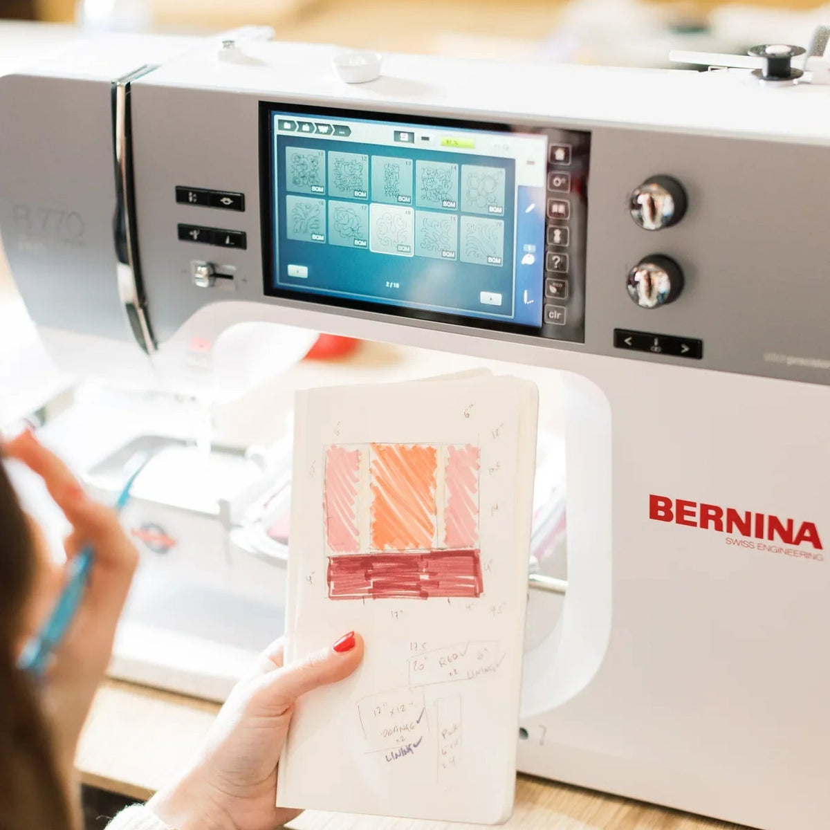 Machine à coudre et à broder BERNINA 770 QE PRO — en situation, atelier de quilting