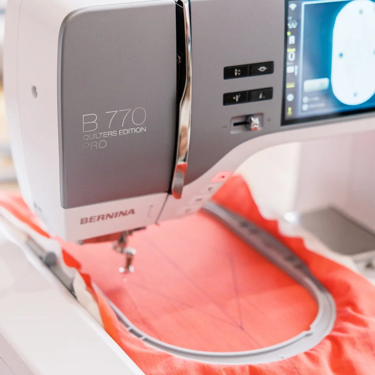 Machine à coudre et à broder BERNINA 770 QE PRO — en situation, atelier de quilting