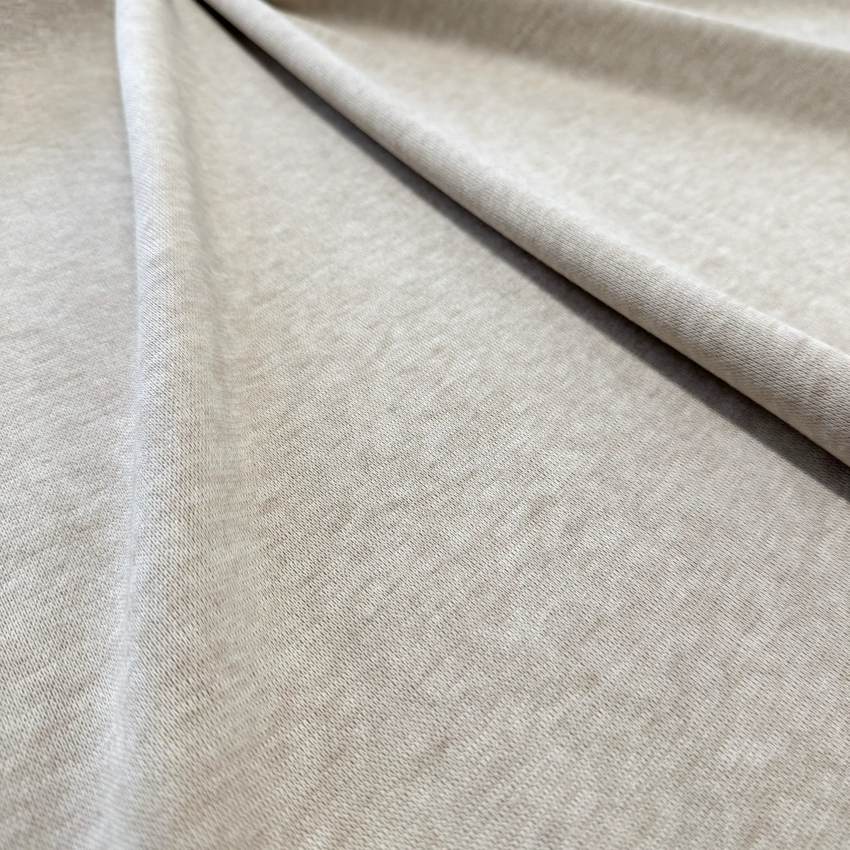 Tombé de la maille tricot beige chiné