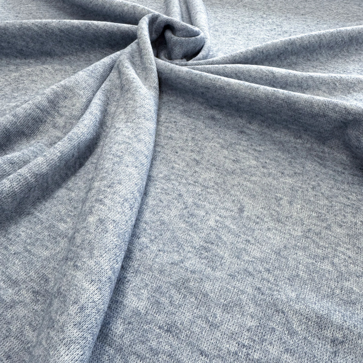 Détail de la maille tricot bleu jean chiné