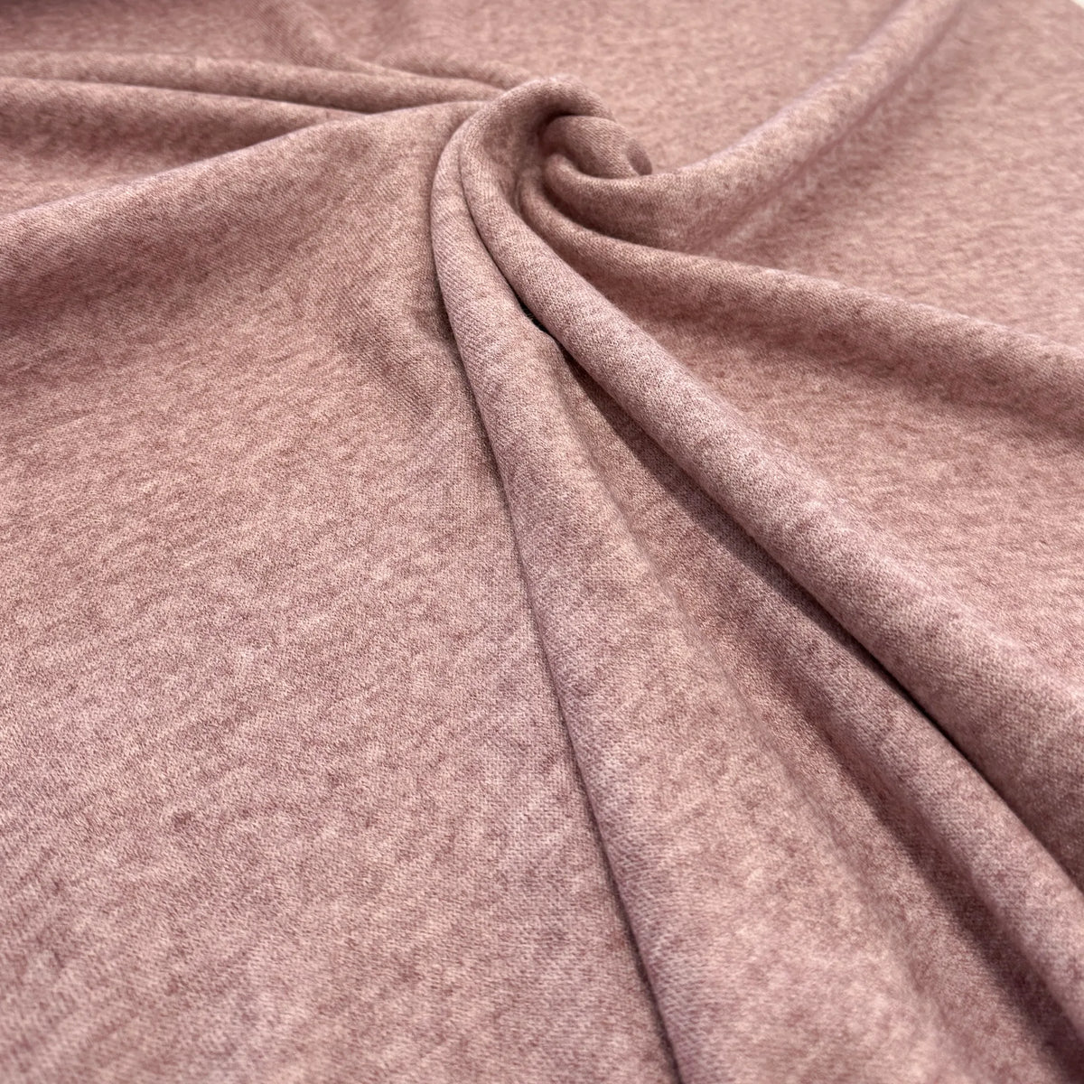 Maille tricot vieux rose chiné drapée