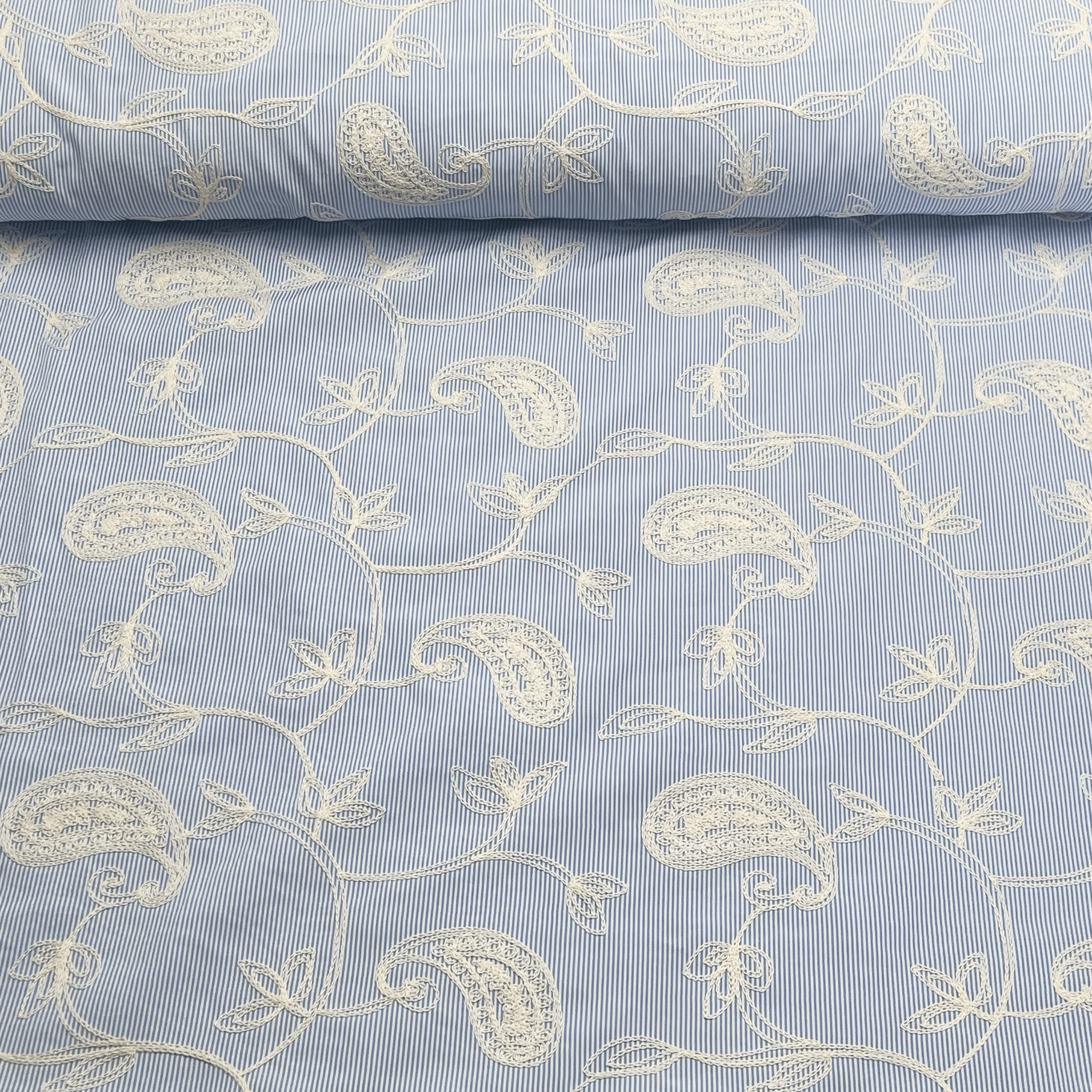 Tissu ligné rayé bleu clair avec broderie cachemire fleurie