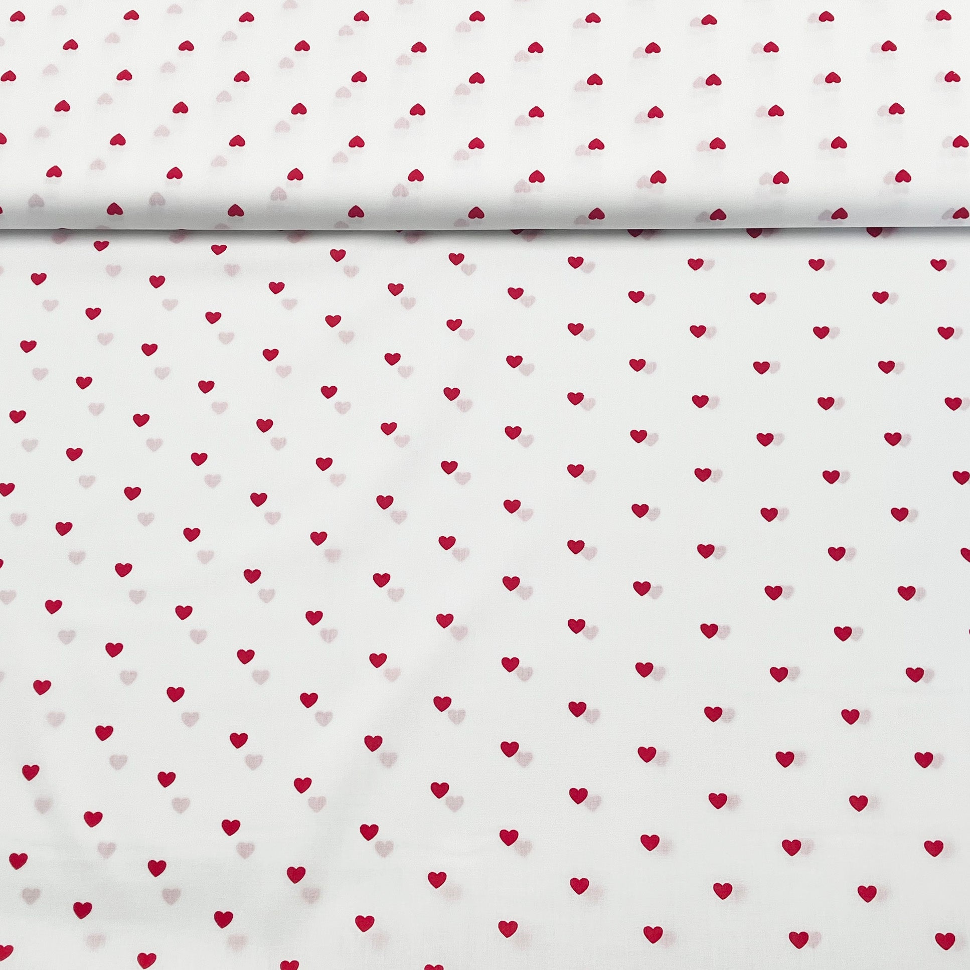 Tissu Popeline de coton cœurs sur fond blanc