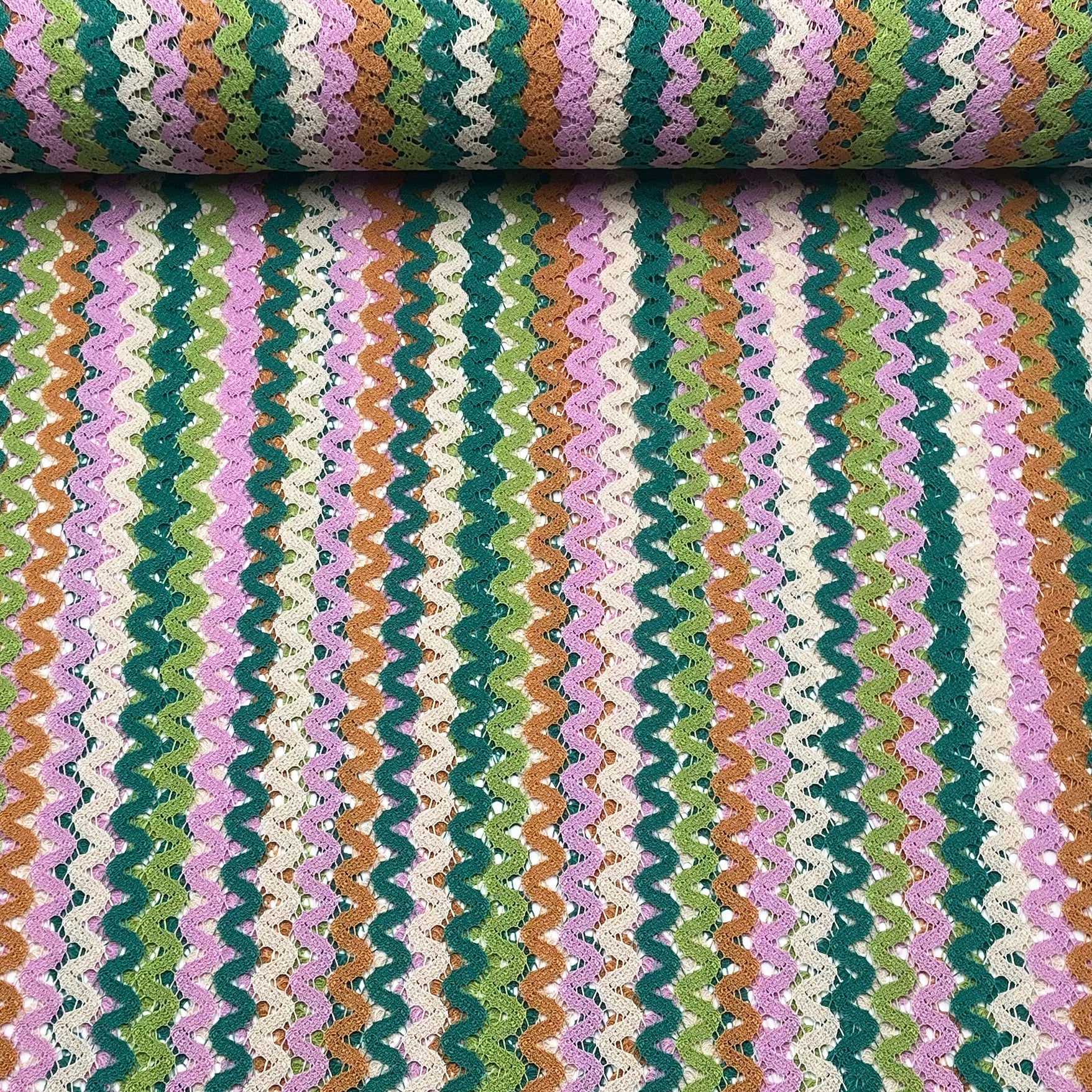 Tissu crochet rayures ondulées colorées