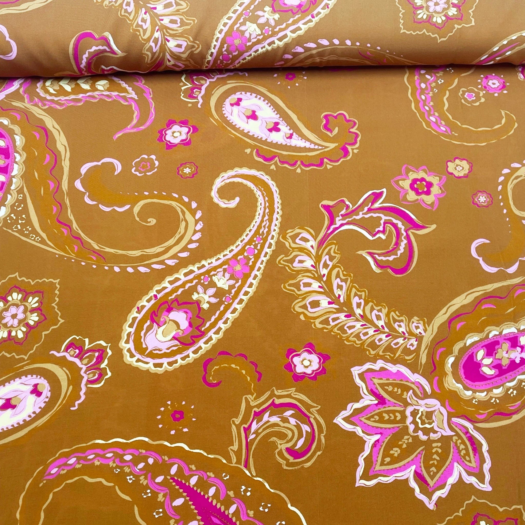 Tissu viscose fleurs cachemire sur fond Ocre