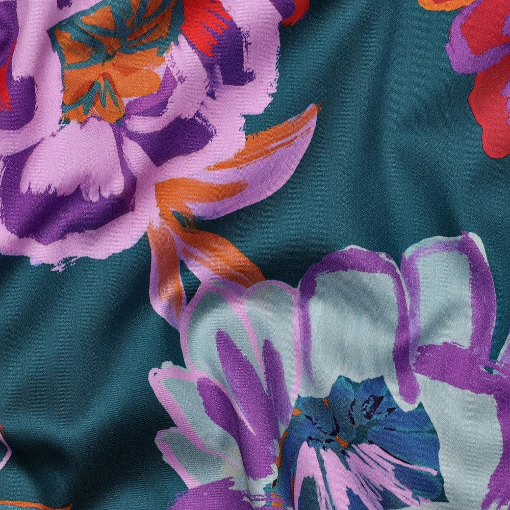 Détail du brillant du satin de coton fleurs violettes