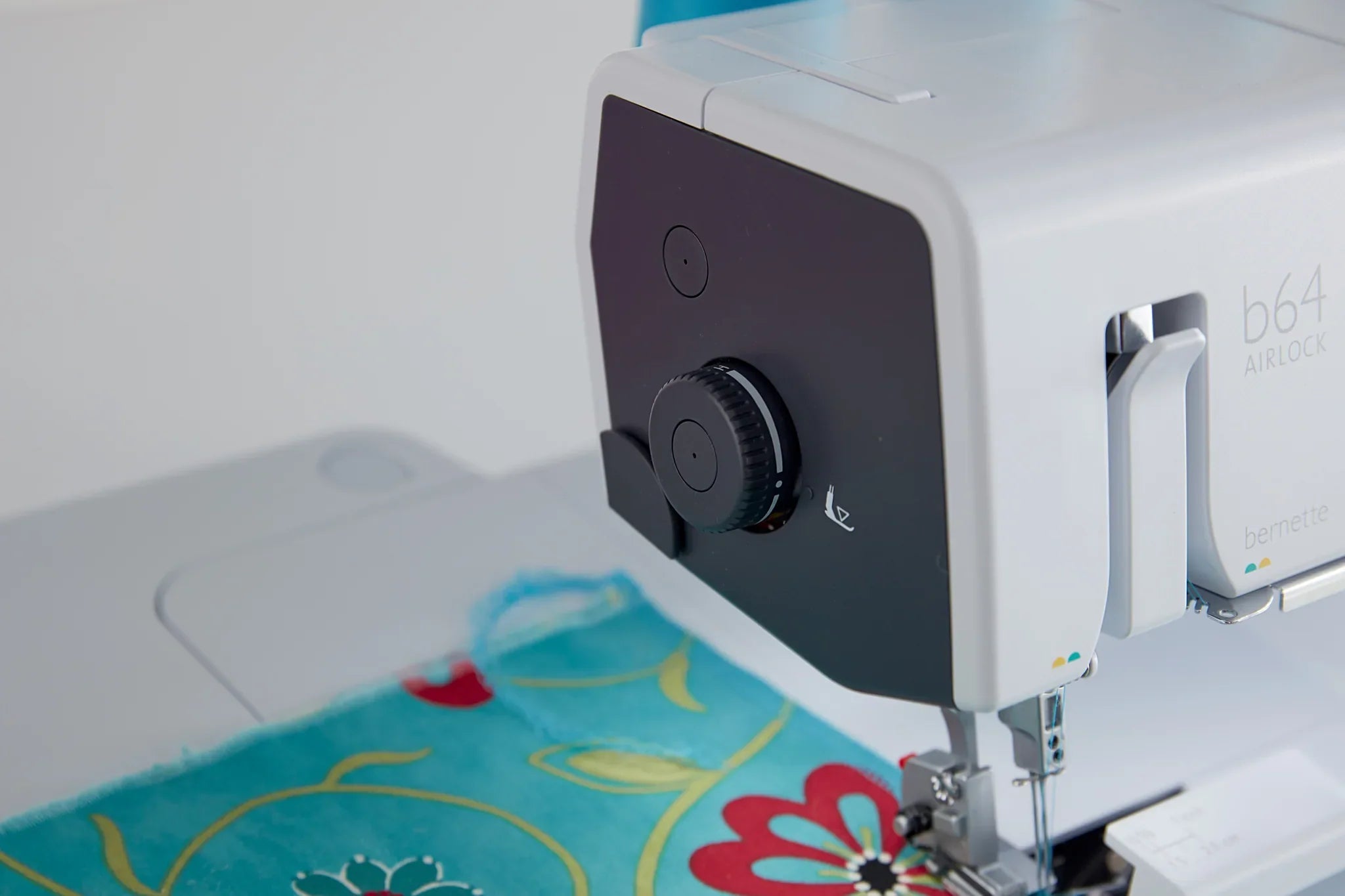 Surjeteuse bernette 64 AIRLOCK — en couture, en situation