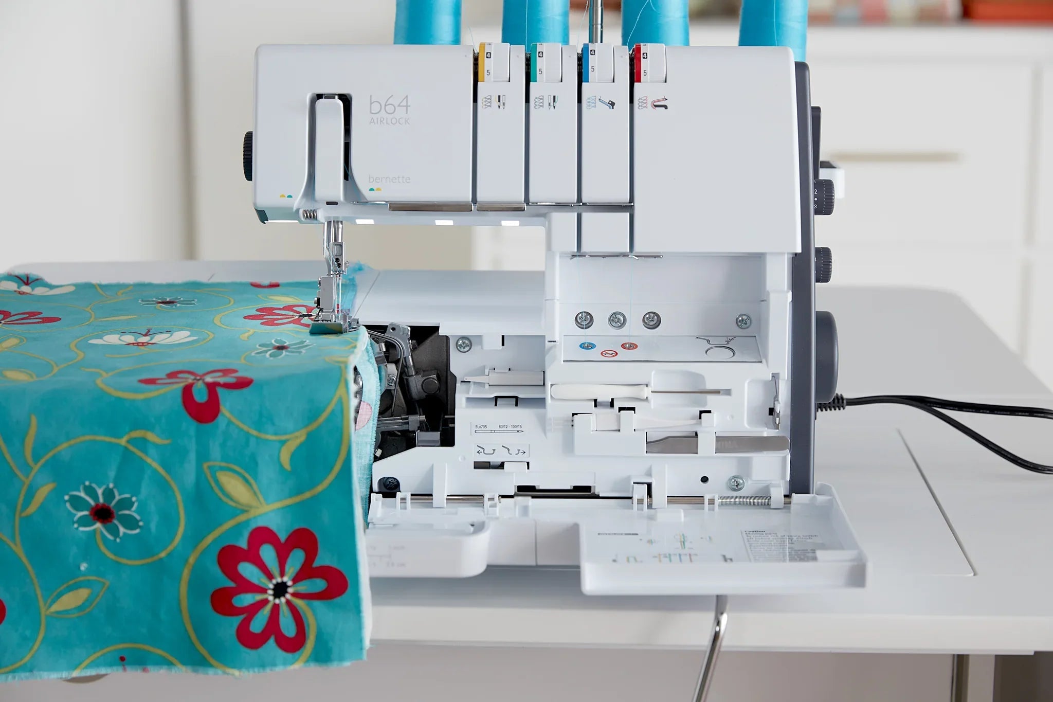 Surjeteuse bernette 64 AIRLOCK — en couture, en situation