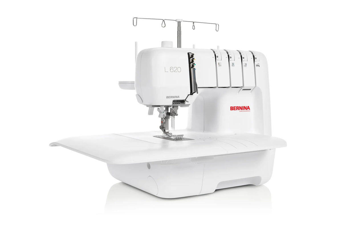 Surjeteuse-recouvreuse BERNINA L 620 — en atelier, avec table rallonge