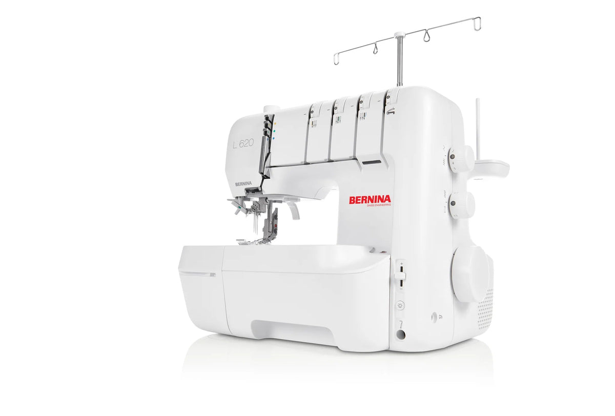Surjeteuse-recouvreuse BERNINA L 620 — en fonctionnement