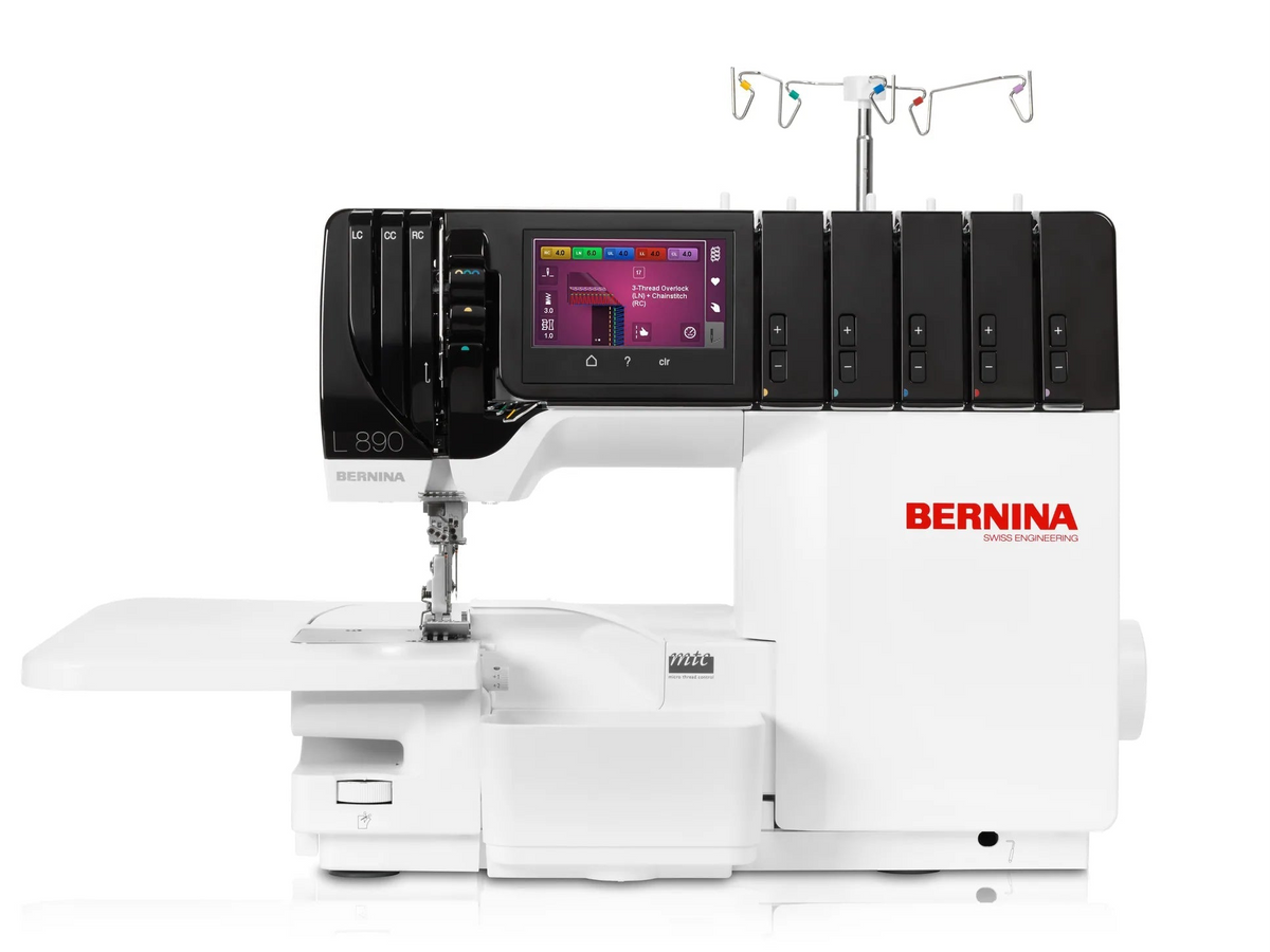 Surjeteuse-recouvreuse BERNINA L 890 — vue de face, avec table rallonge, configuration recouvrement
