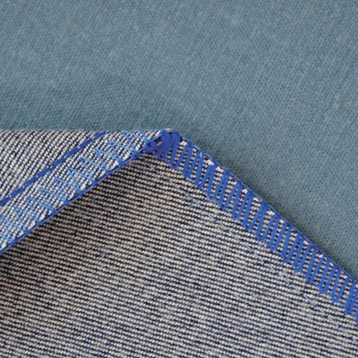 Surjeteuse-recouvreuse BERNINA L 890 — reportage atelier