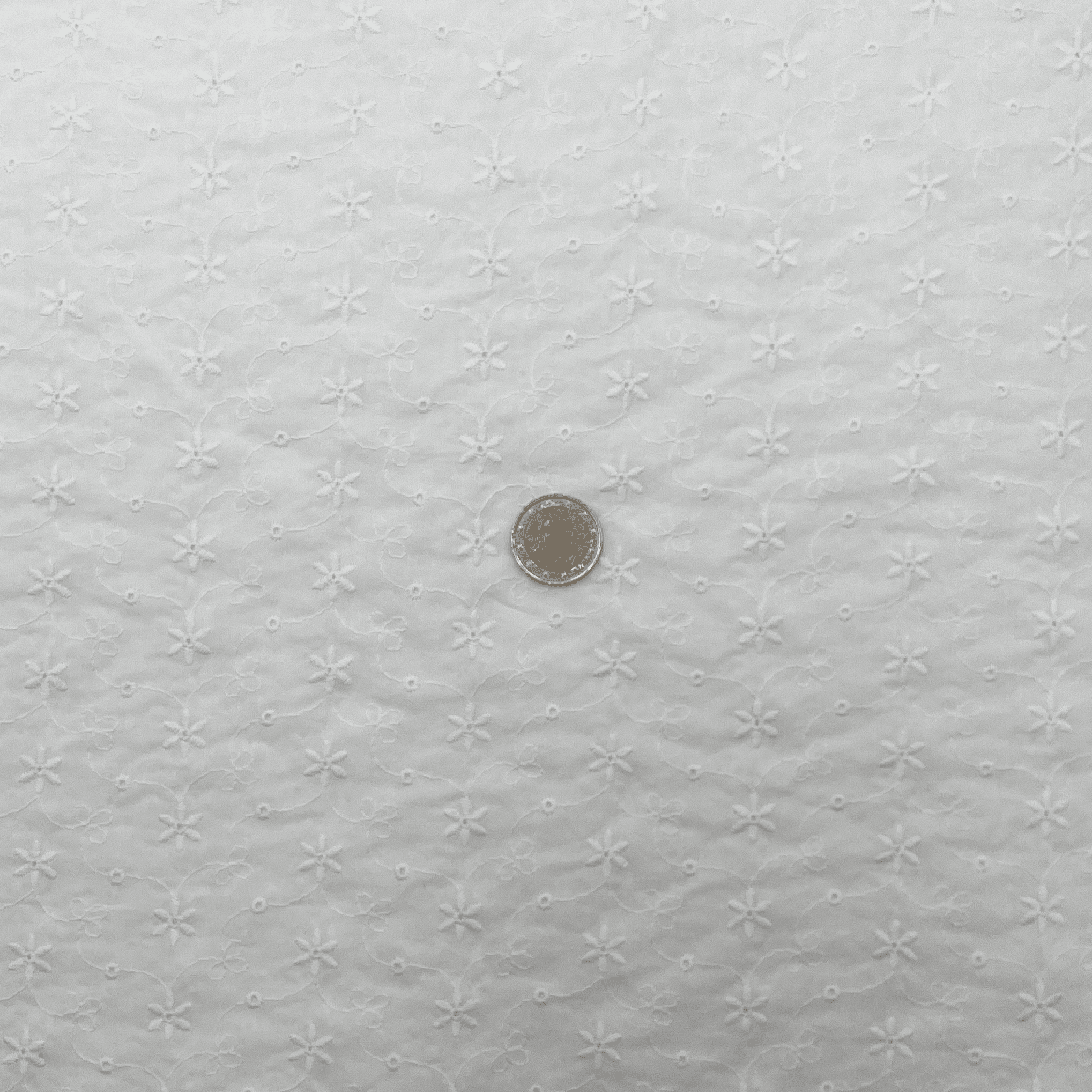 Tissu broderie anglaise fleurs étoilées