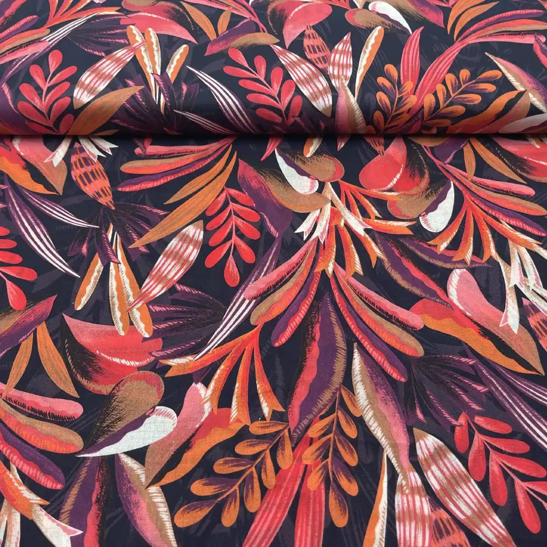 Tissu Coton Style liberty Végétal – Feuillage Rouge et Orange sur Fond Noir