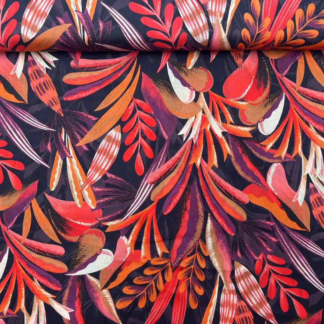 Tissu Coton Style liberty Végétal – Feuillage Rouge et Orange sur Fond Noir