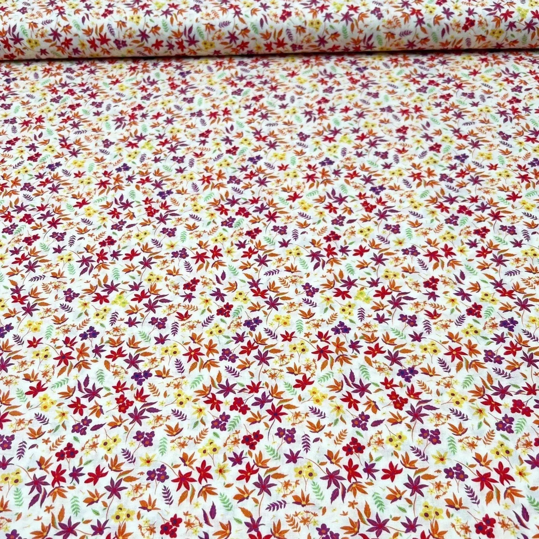 Tissu coton suisse style liberty fleurs hémérocalle orange et ocre