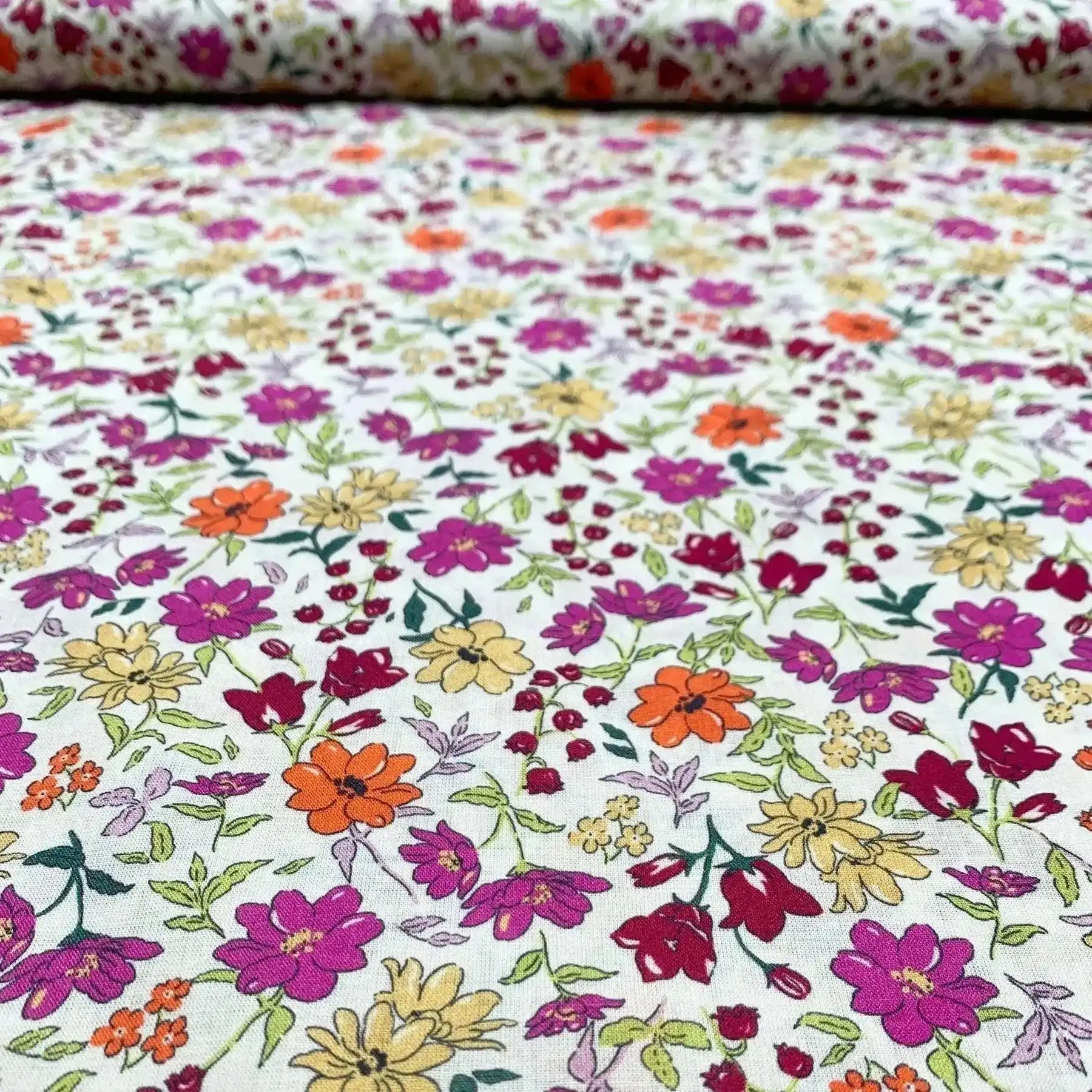 Tissu coton suisse style liberty fleurs pivoine rose et ocre