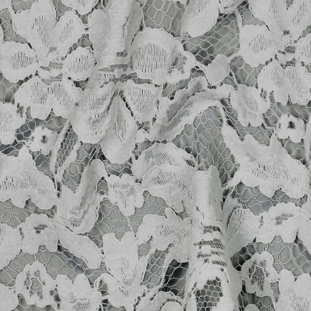 Détail du tulle et des fleurs cordonnées de la dentelle blanche