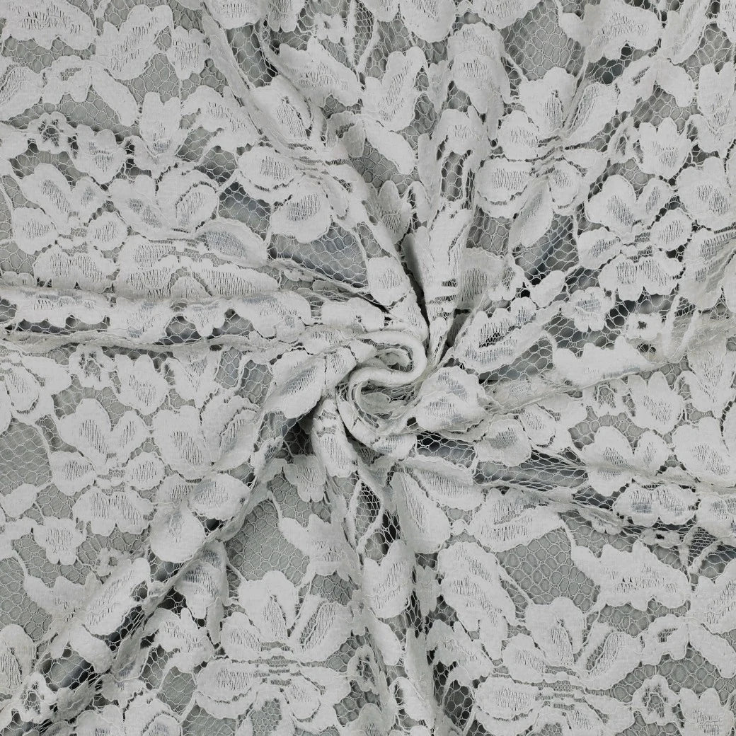 Dentelle blanche fleurie drapée