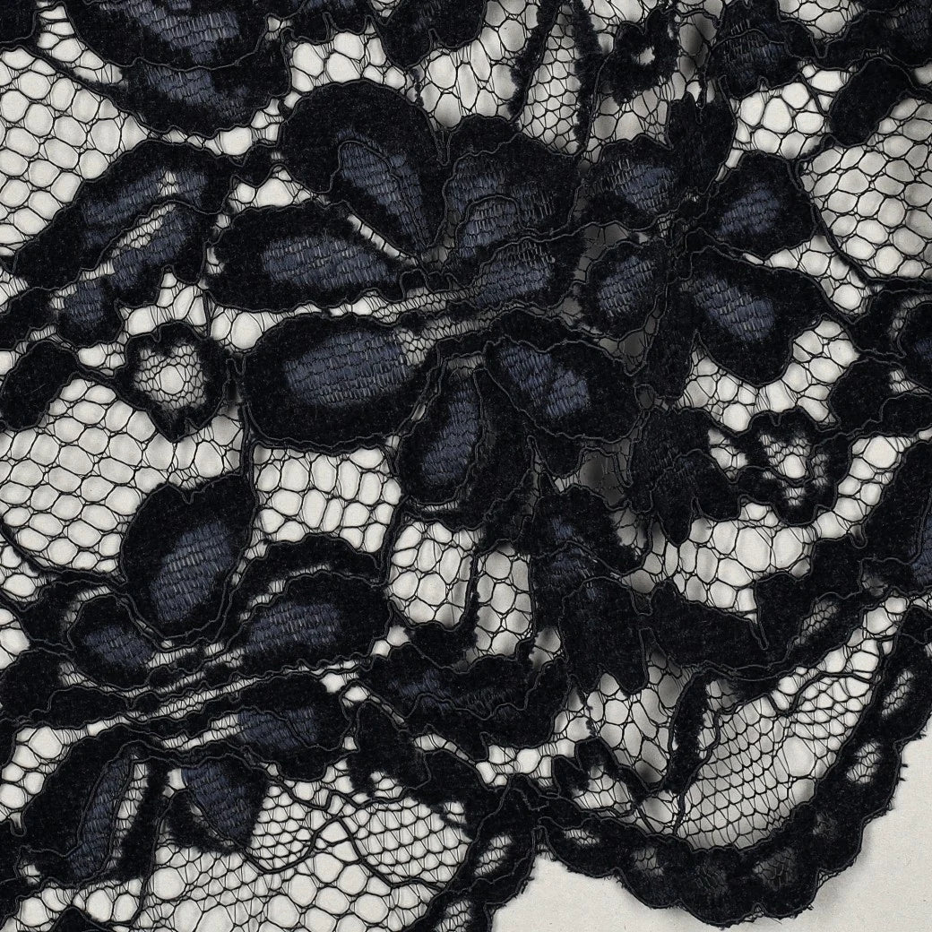 Détail des fleurs satinées de la dentelle bleu marine