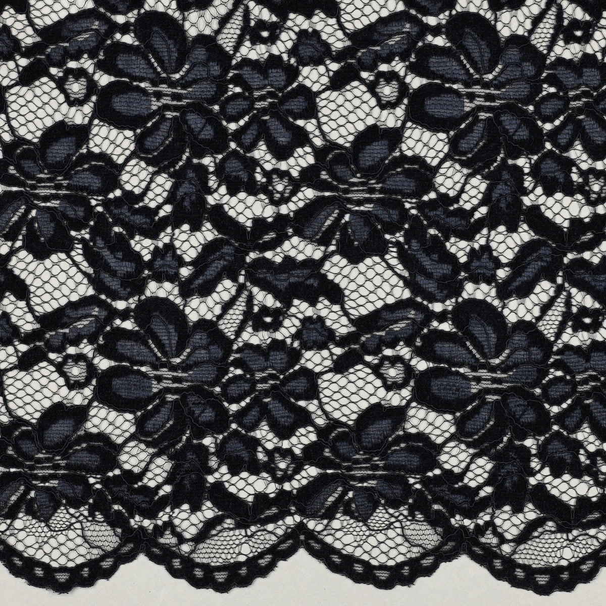 Tissu dentelle bleu marine fleurie à bord festonné