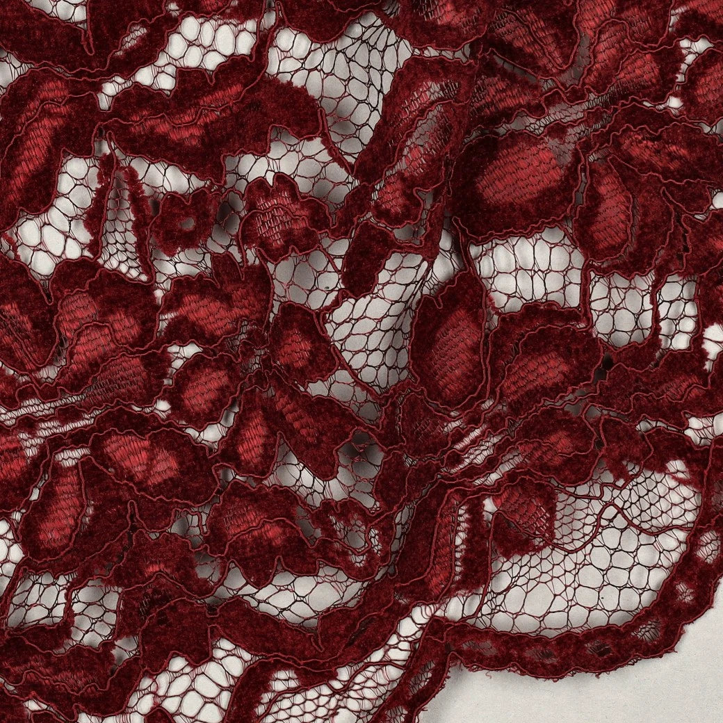 Détail des fleurs satinées de la dentelle bordeaux