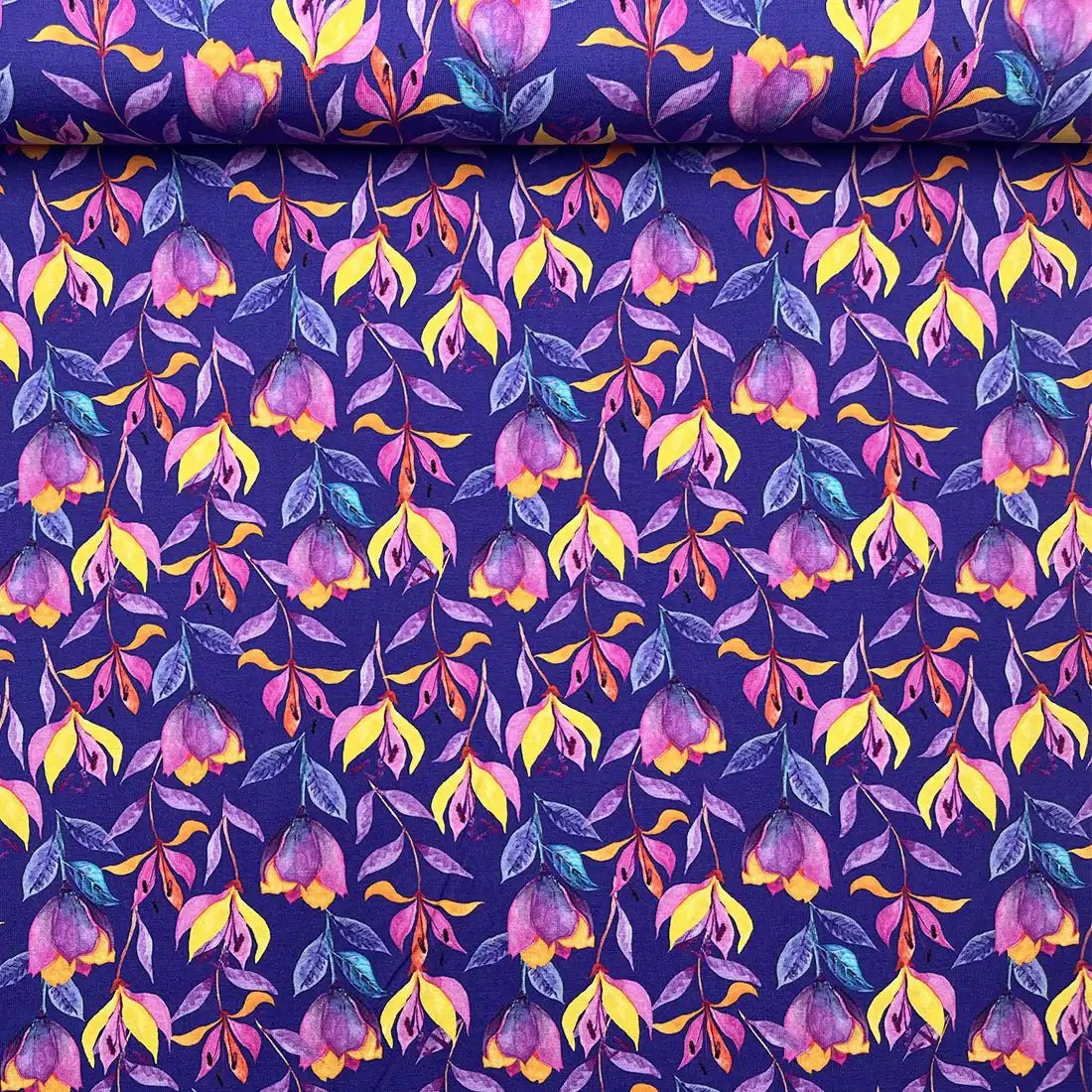 Tissu jersey floral violet et multicolore