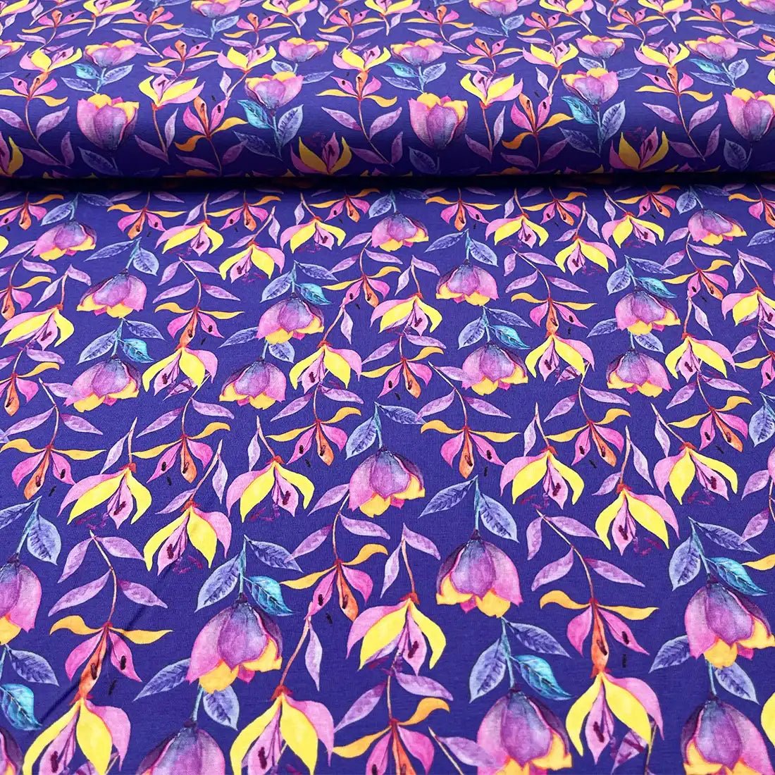Tissu jersey floral violet et multicolore